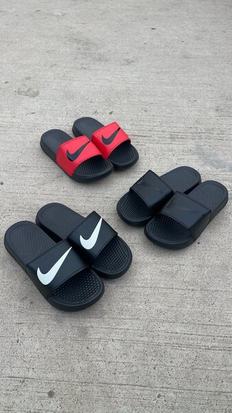 Nike Benassi slides