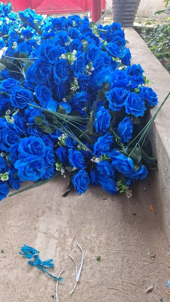 Bouquet de roses bleues artificielles