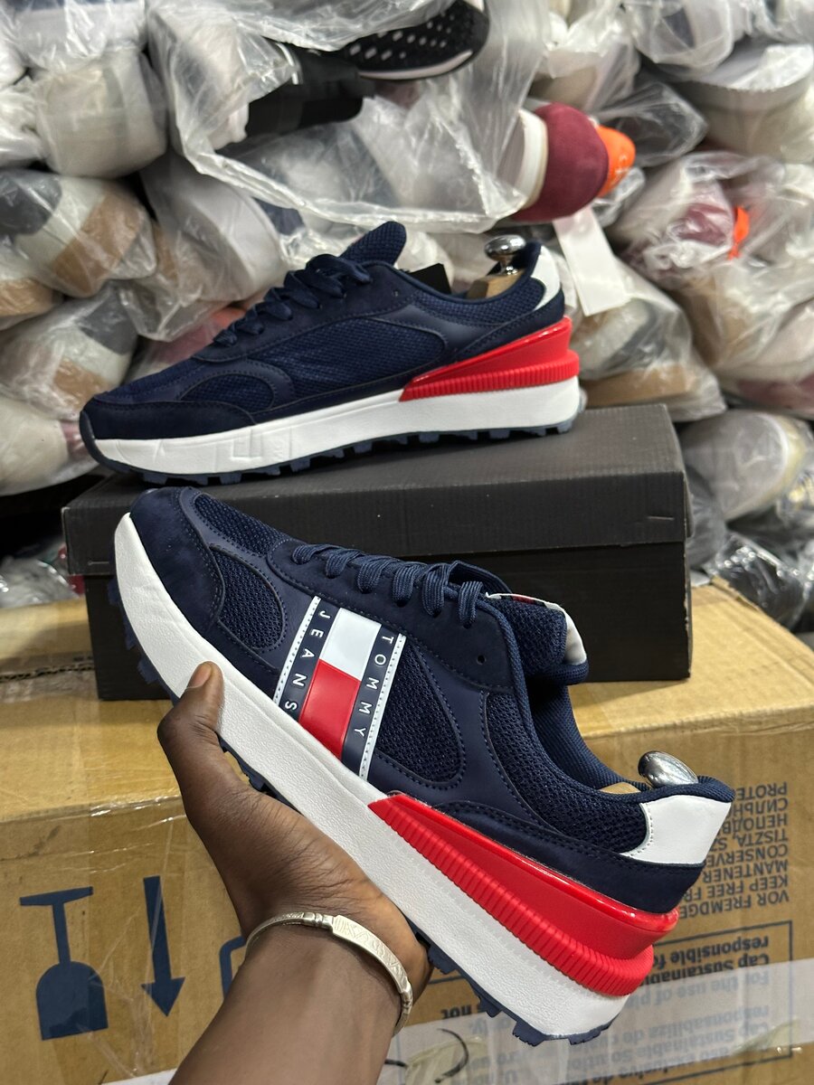 Baskets mode bleu et rouge