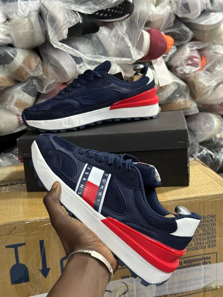 Baskets mode bleu et rouge