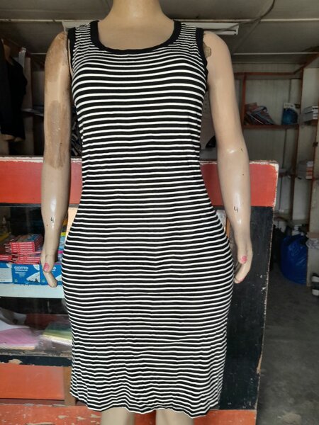 Belle robe tricot multicolore bien lourd avec fente sur le c