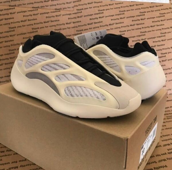 YEEZY BOOST 700 v3