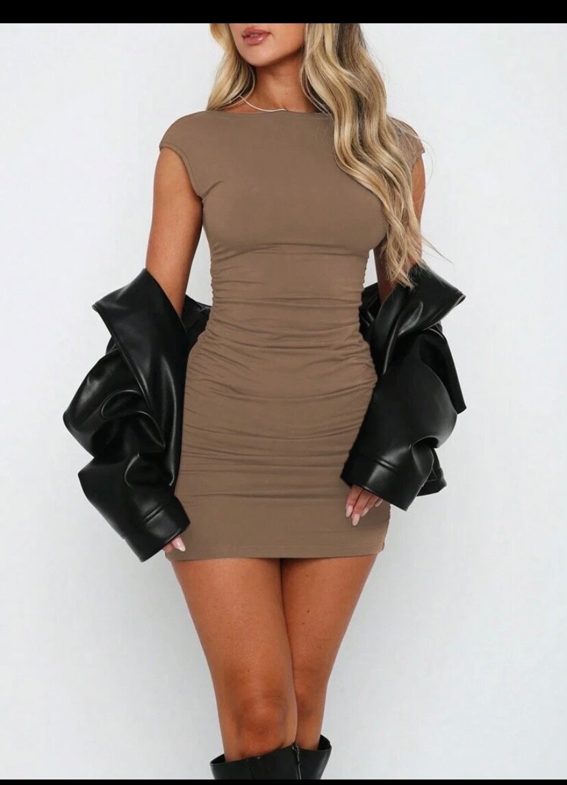 Robe marron décolleté