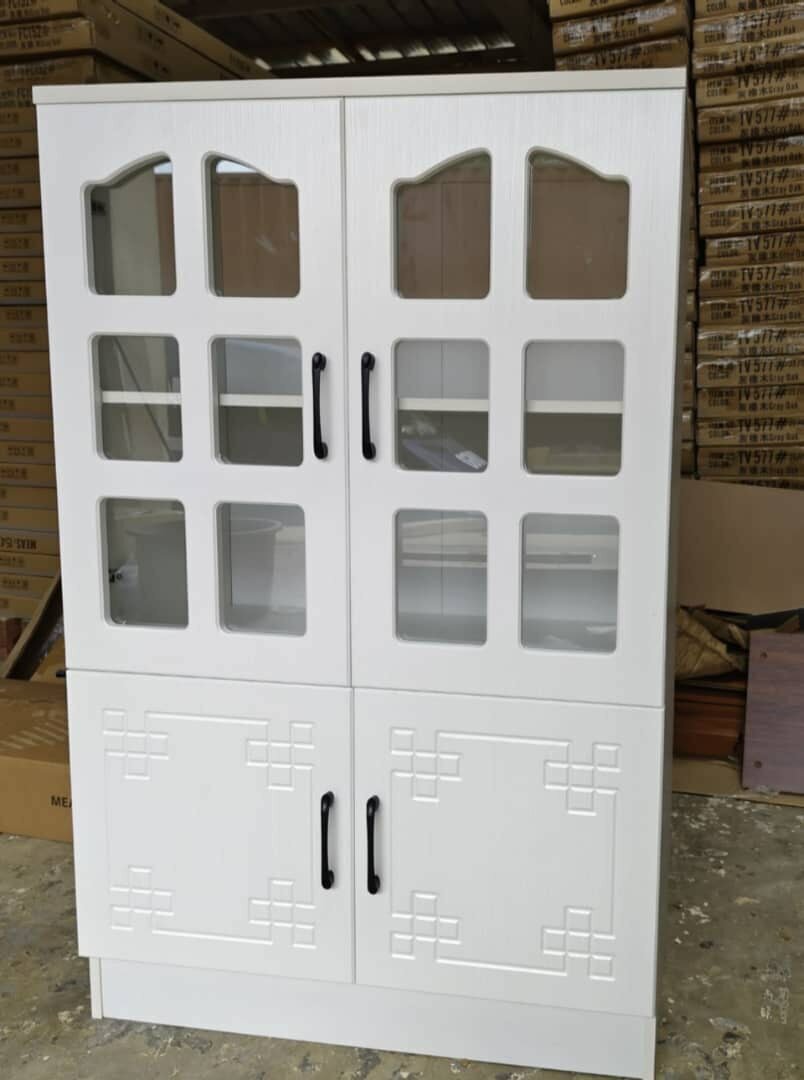 Armoire vitrée blanche élégante