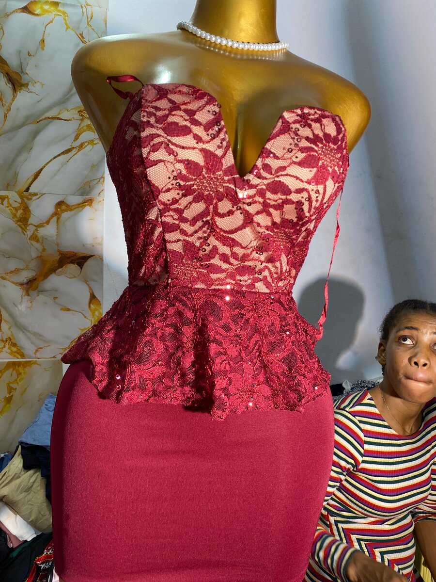 Robe Dentelle Rouge Élegante