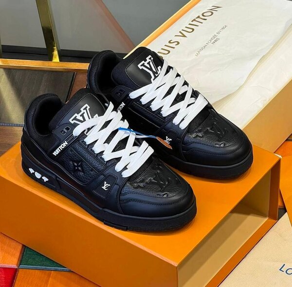 LOUIS VUITTON BLACK