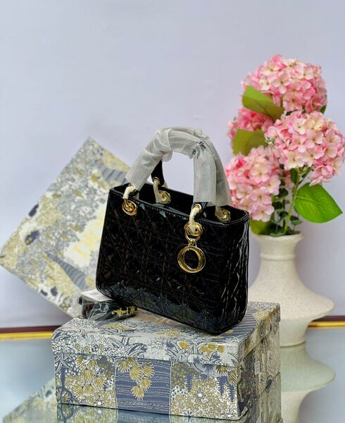 Ladies hand bag