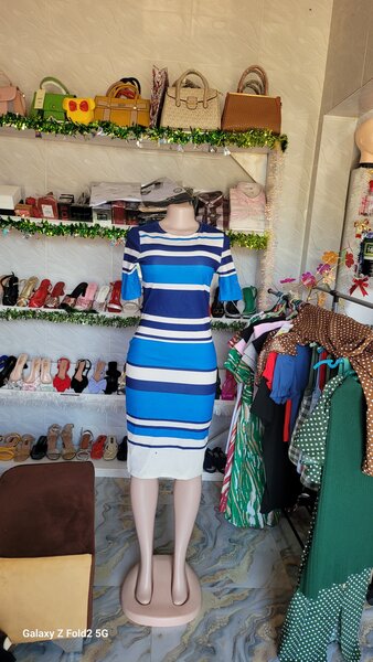 Robe rayée bleu blanc élégante