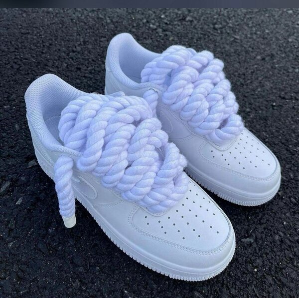 Baskets blanches stylisées