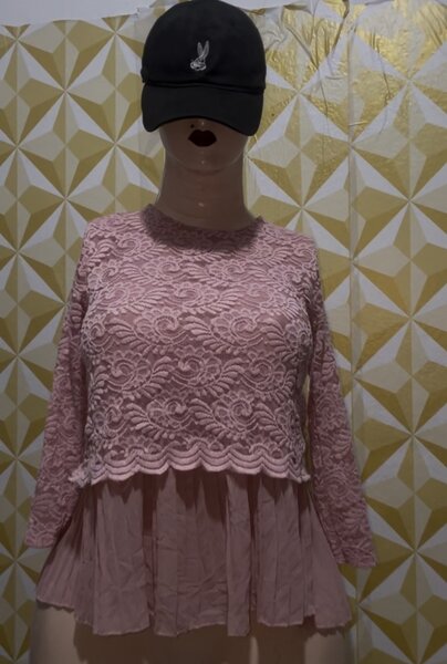 Blouse en dentelle rose élégante