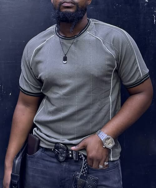 grey men's t-shirt