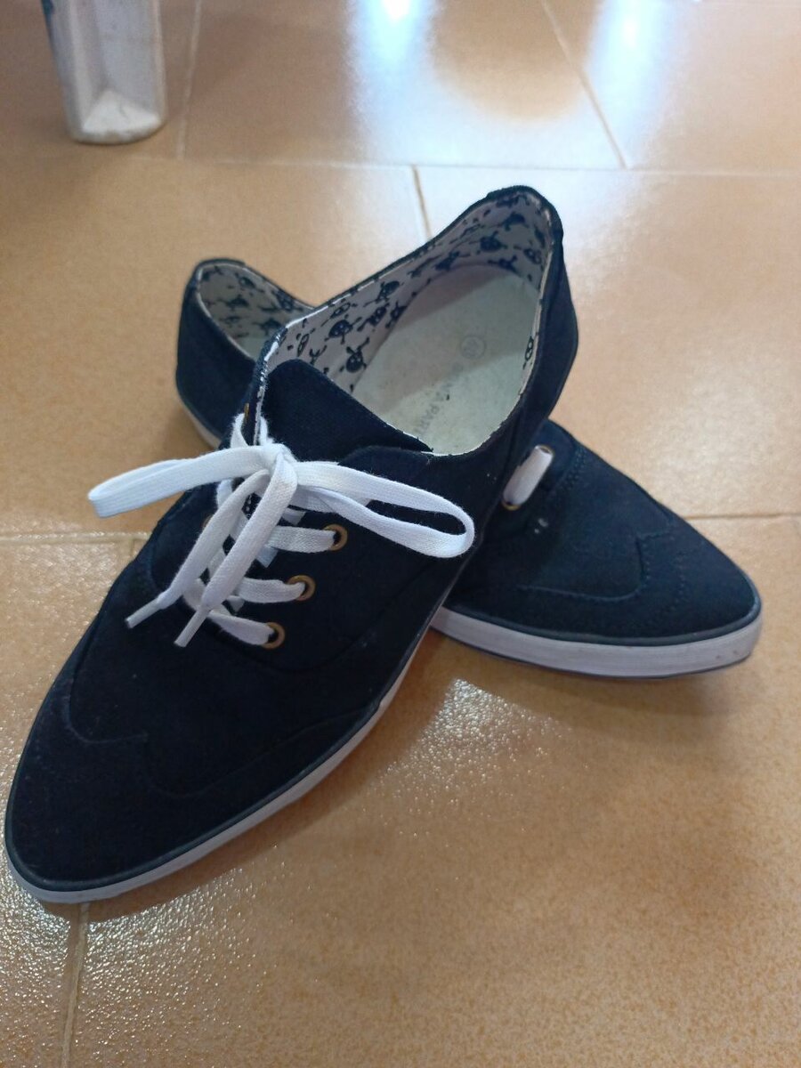Chaussures en toile noire élégantes