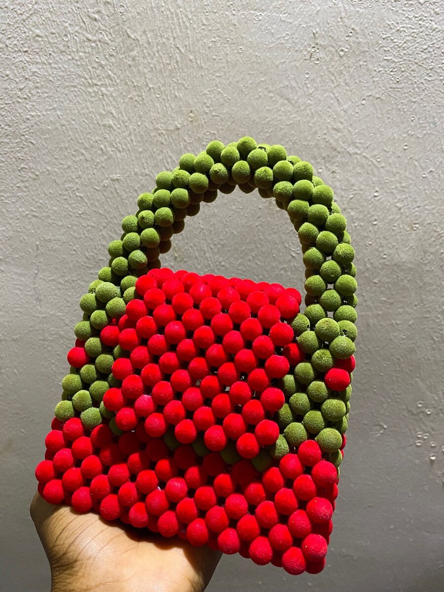 Sac en perles pom-pom coloré