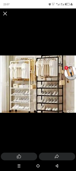 Portant vêtements avec étagères