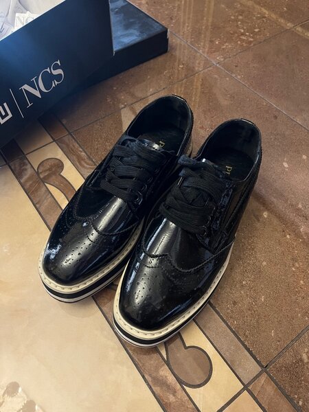 Обуви Prada