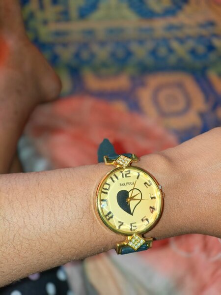 Montre élégante avec strass