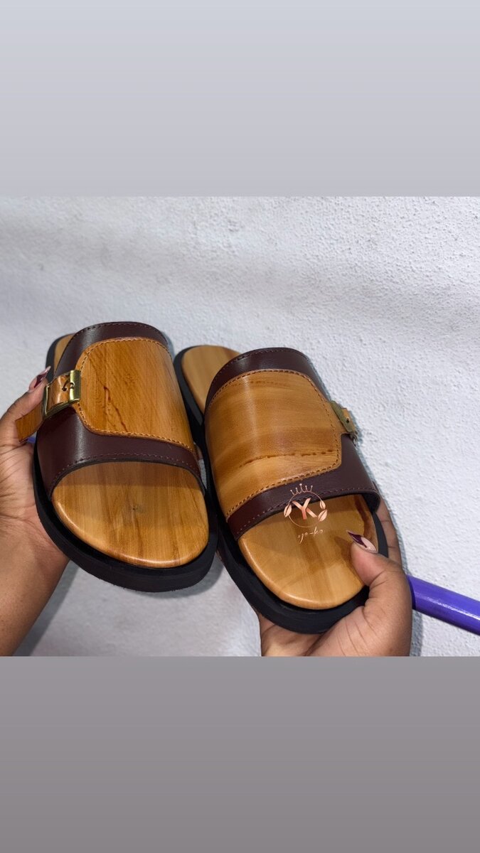 Sandales en cuir et bois