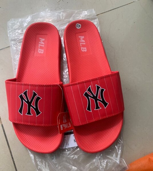 Tongs rouges MLB style sportif