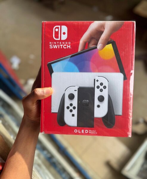 Nintendo Switch OLED Neuve avec Accessoires en promo