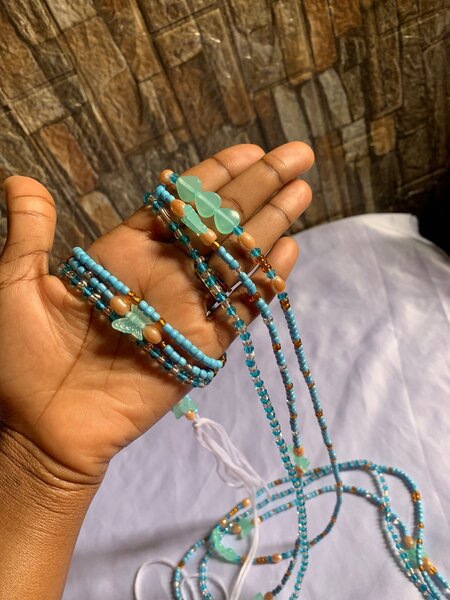 Ceinture perlée bleu turquoise