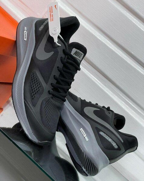 NIKE RUNNING.