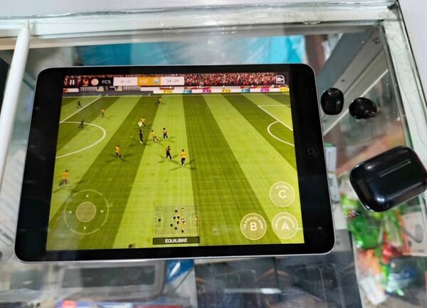 Tablette iPad et écouteurs