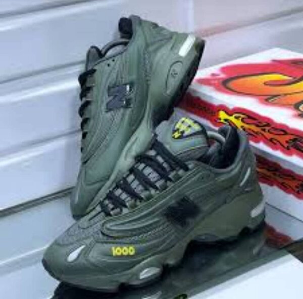 SNEAKERS