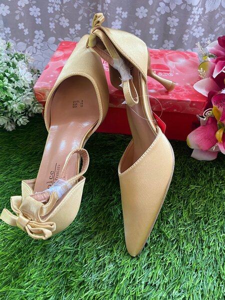 Gold heels here.