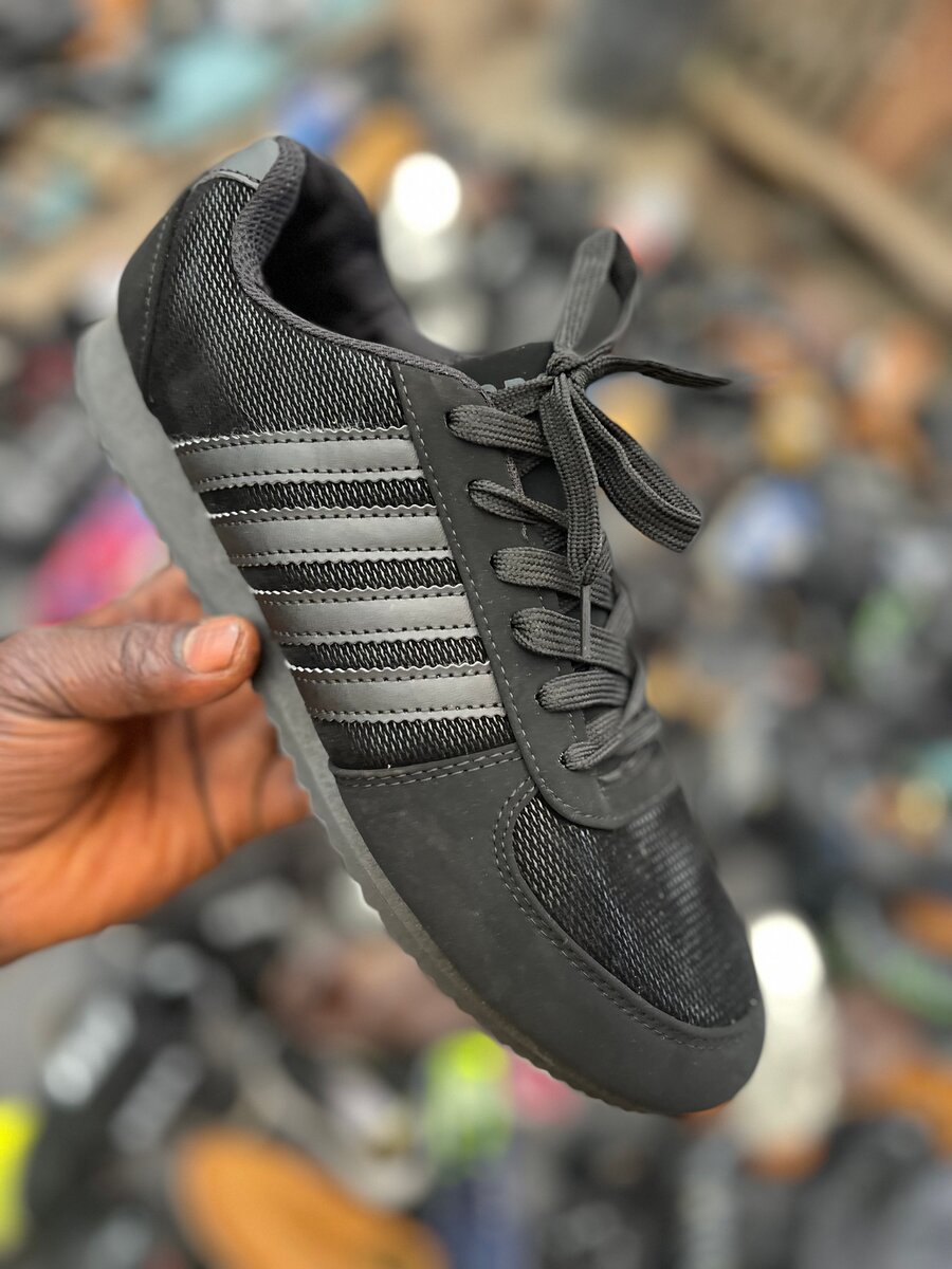 Chaussure de sport noire élégante