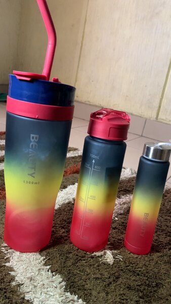 Bouteille d'eau graduée colorée