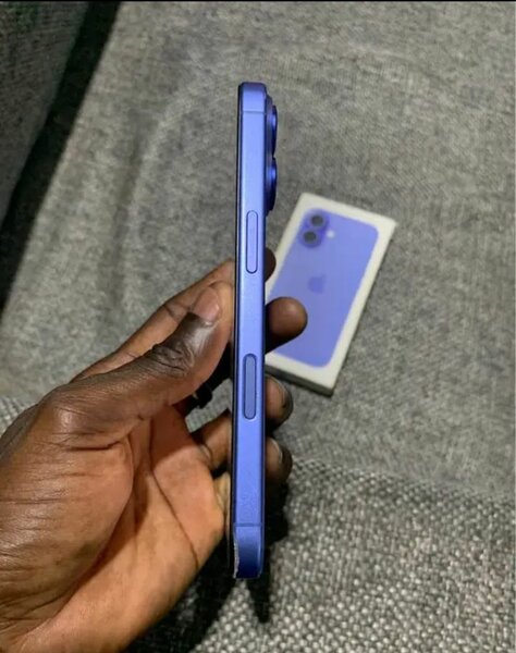 iPhone 16 Bleu Clair