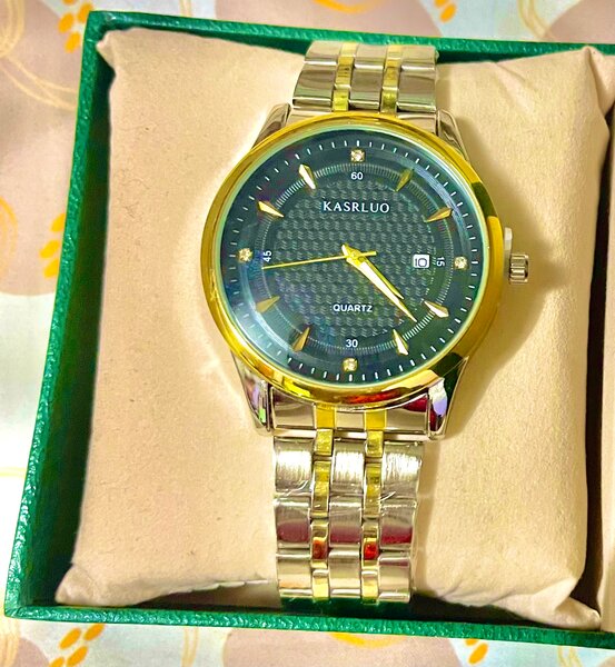 Montre en acier doré élégante