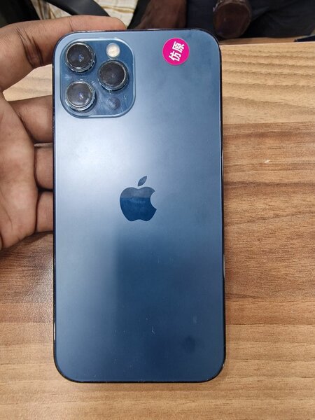 Iphone 12 pro man