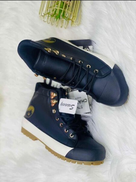 Sunny boots