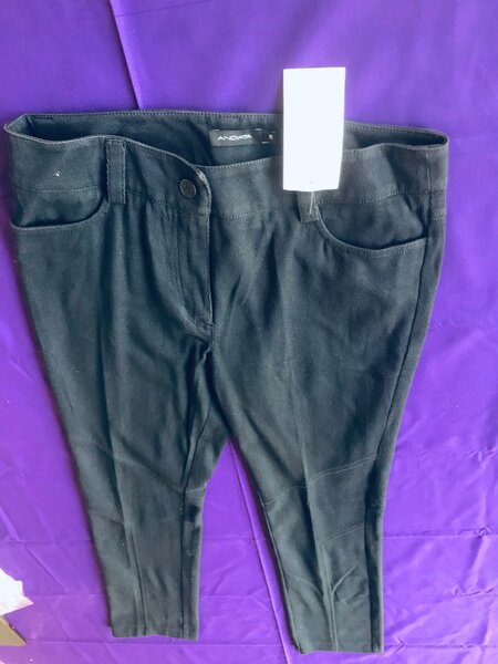 Black capri pant