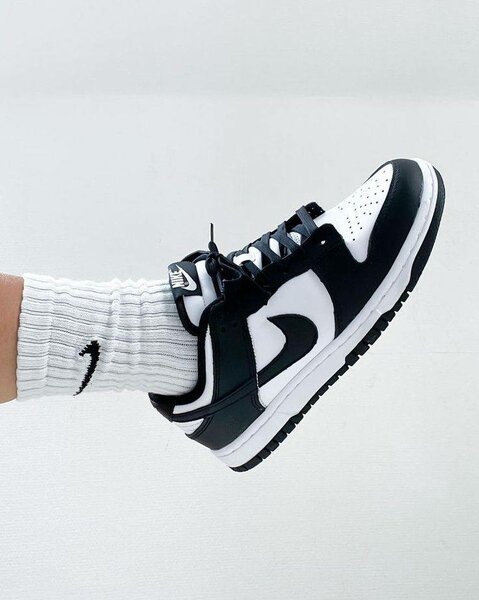 Baskets noires et blanches tendance