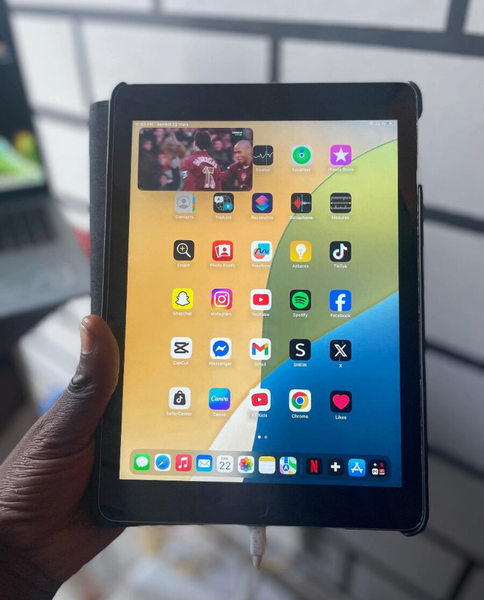 Tablette Apple iPad avec étui