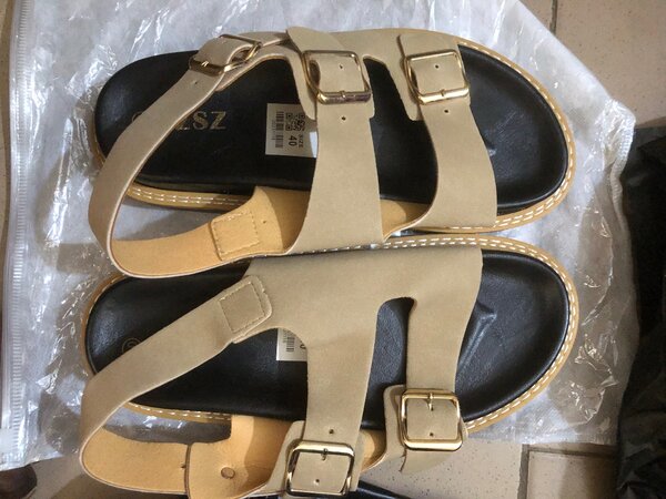 Sandales en cuir beige