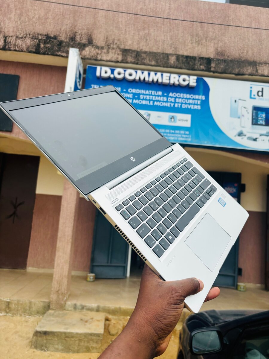 HP 430 i3 8g 256ssd