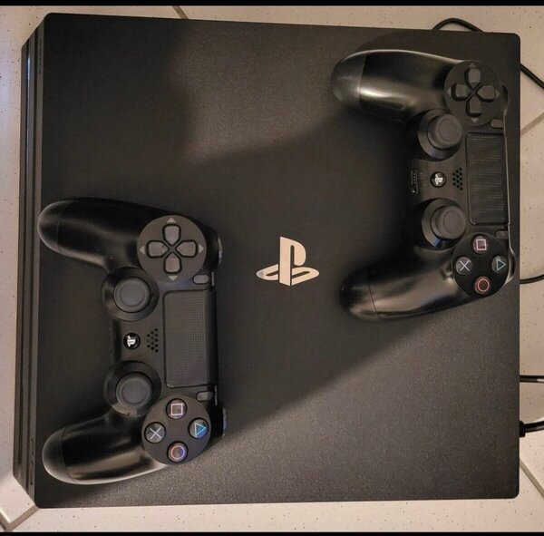Ps4 pro casi neuf avec 10 jeux