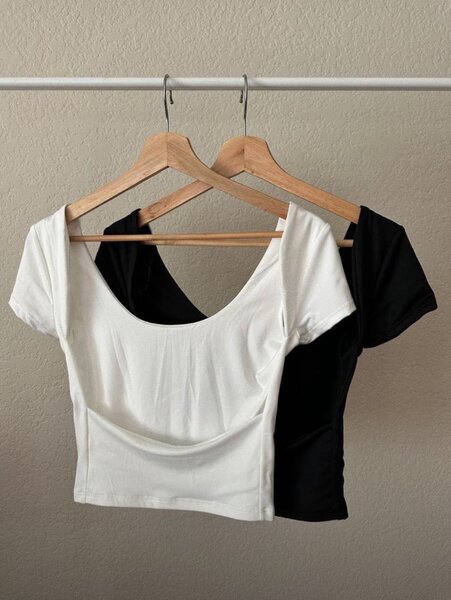 Lot de tops blancs et noirs