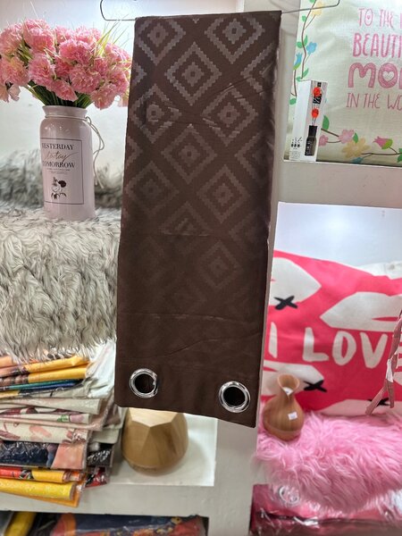 Rideau marron à œillets