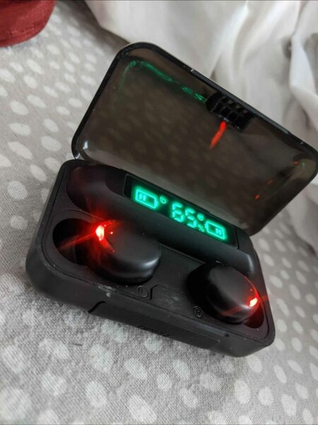 F9 TWS Earbuds.
