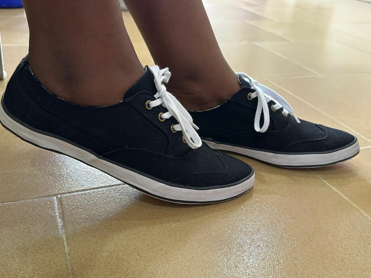 Chaussures en toile noire élégantes