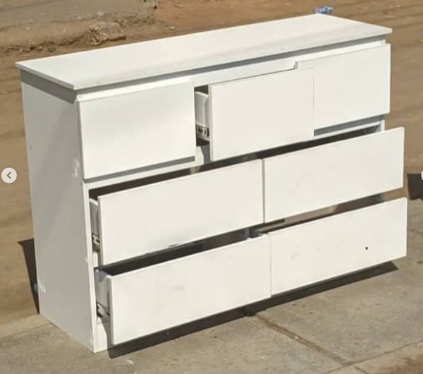 chest of drawers