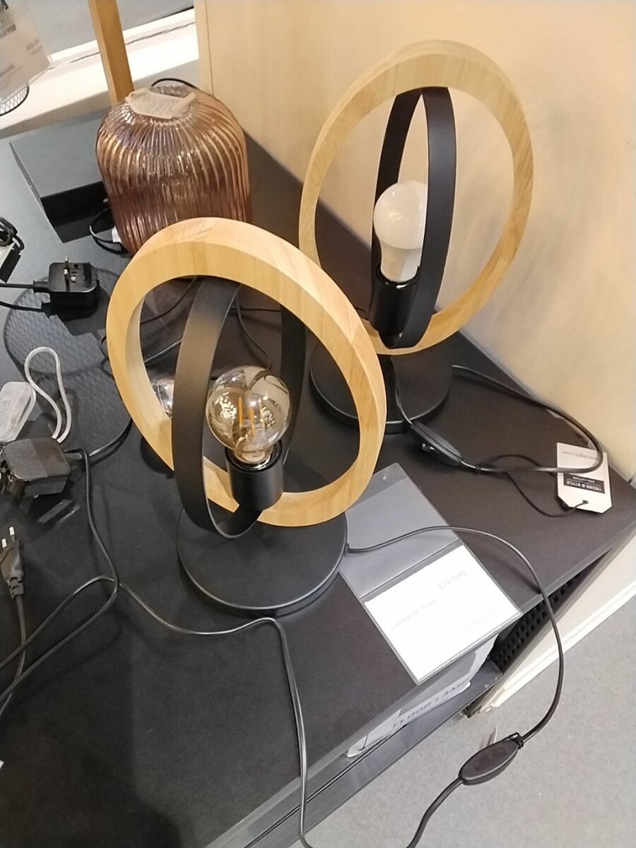 LAMPE DE TABLE