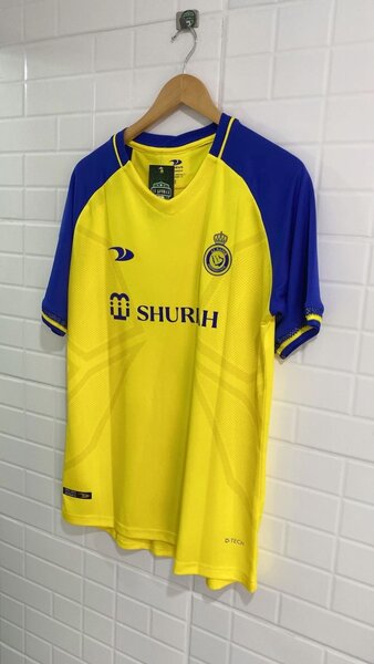 Maillot de football jaune et bleu