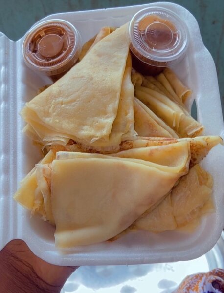 Crêpes fraîches avec sauce