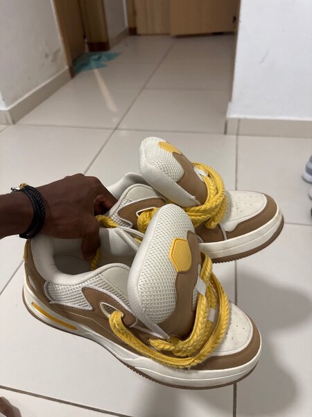 Sneakers tendance jaunes et bruns
