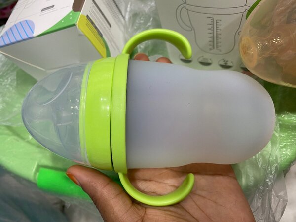 Feeding bottle